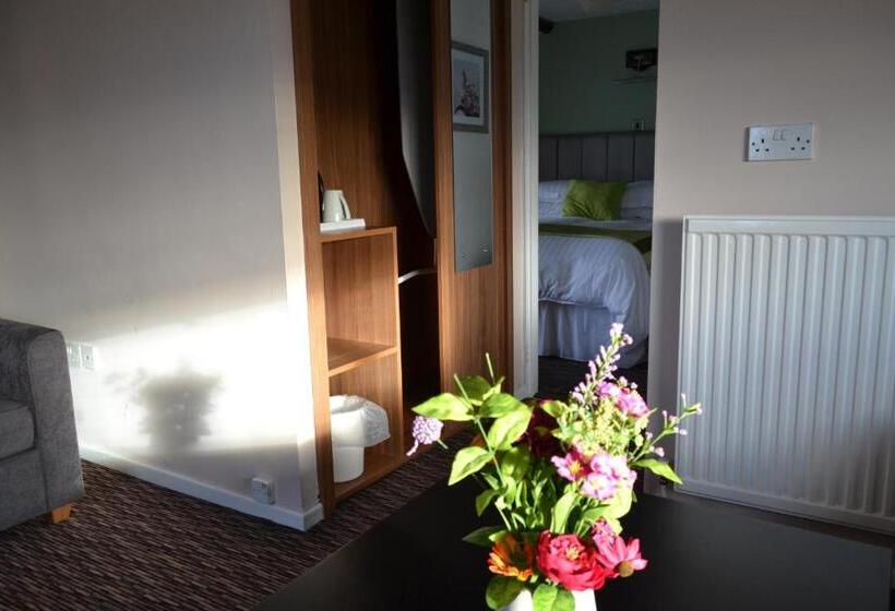 חדר משפחתי, Oak Tree Inn