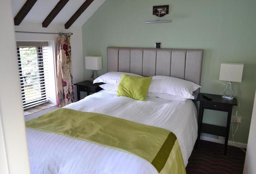 חדר משפחתי, Oak Tree Inn