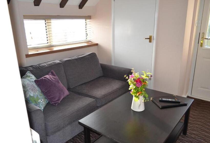 חדר משפחתי, Oak Tree Inn