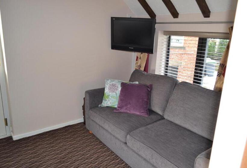 חדר משפחתי, Oak Tree Inn