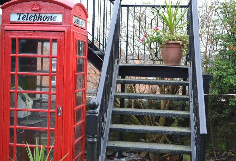 패밀리 룸, Oak Tree Inn