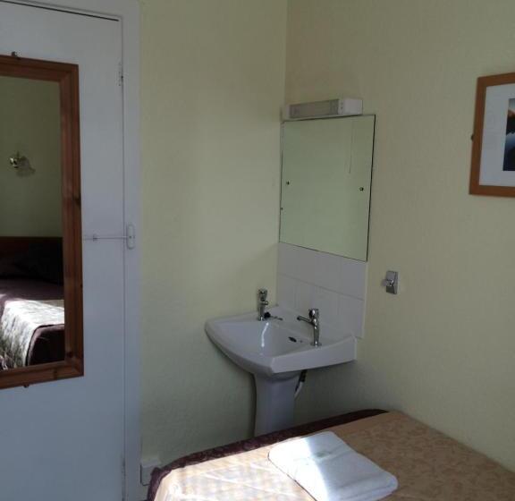 标准单人间共用浴室, Fairways Guest House