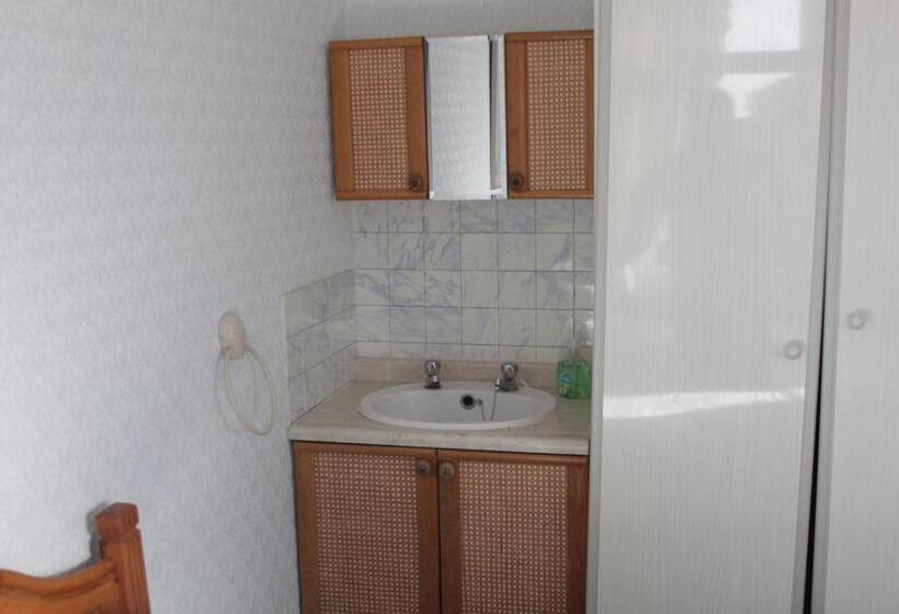 اتاق استاندارد با سرویس بهداشتی مشترک, Tanamara Guest House