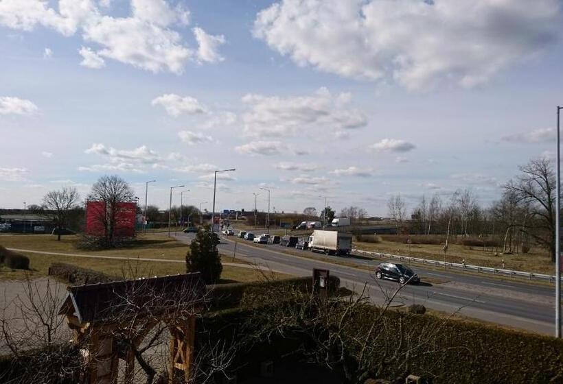 اتاق خانوادگی, Gasthaus Zur Hecke