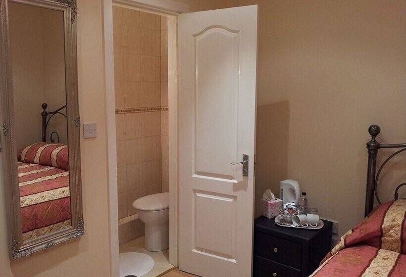 חדר משפחתי, The Dharma Lodge