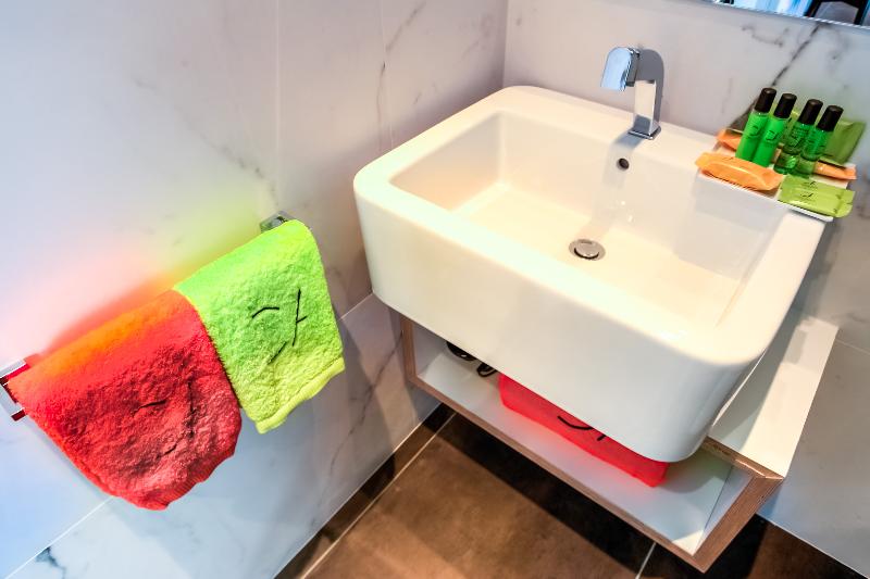 חדר סופריור, The Dharma Lodge