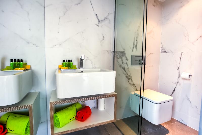 חדר סופריור, The Dharma Lodge