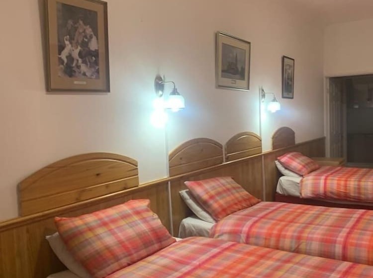 חדר משפחתי, The Dharma Lodge