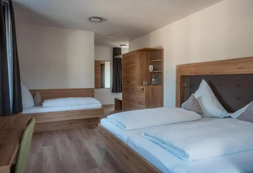 Standard Triple Room with Balcony, Gasthof Hosbein