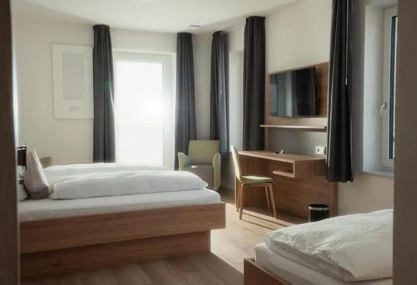 Standard Triple Room with Balcony, Gasthof Hosbein