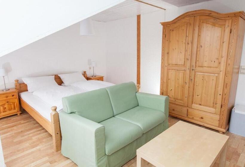 スタンダードスタジオ, Gästehaus Schechter