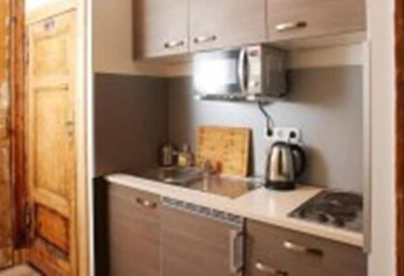 اتاق استاندارد یک تخته با سرویس بهداشتی مشترک, Littlefriedrichrooms At Propellerwerk