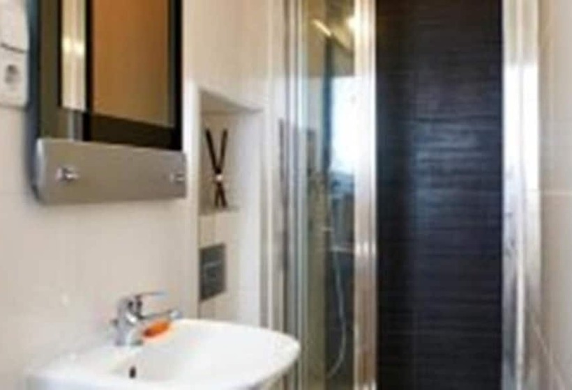 اتاق استاندارد یک تخته با سرویس بهداشتی مشترک, Littlefriedrichrooms At Propellerwerk