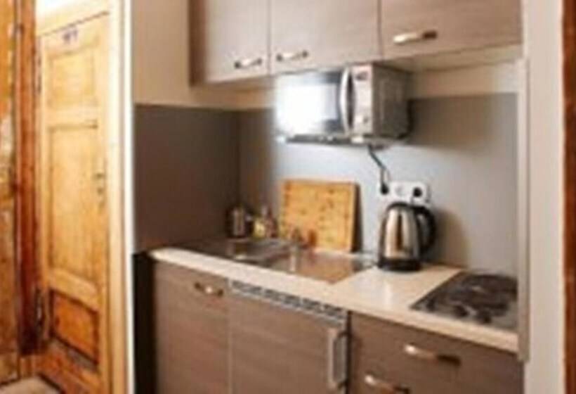 اتاق استاندارد یک تخته با سرویس بهداشتی مشترک, Littlefriedrichrooms At Propellerwerk