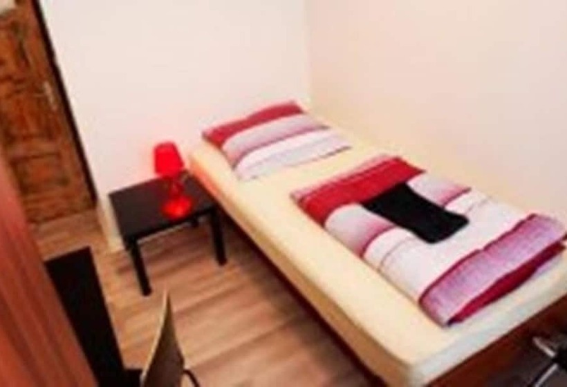 اتاق استاندارد یک تخته با سرویس بهداشتی مشترک, Littlefriedrichrooms At Propellerwerk