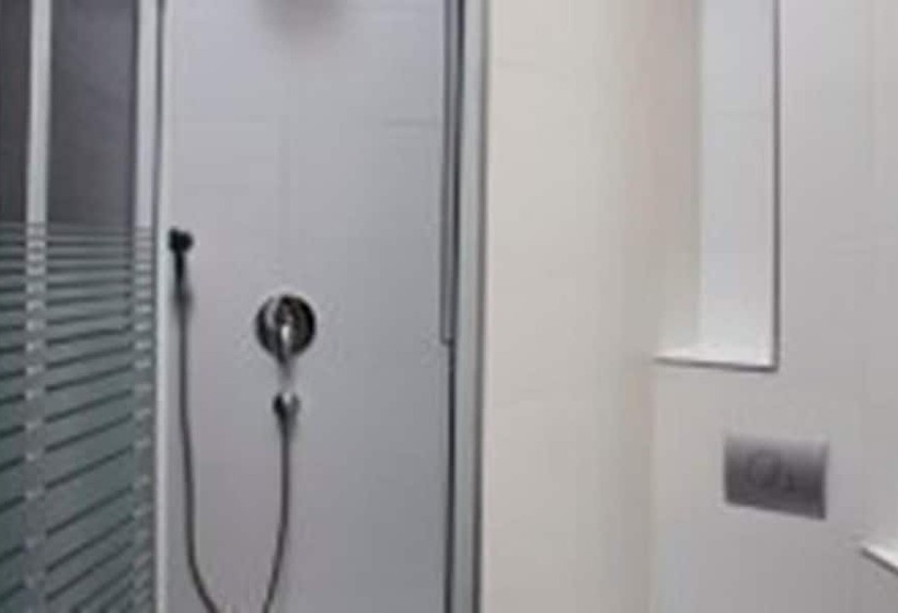 اتاق استاندارد با سرویس بهداشتی مشترک, Littlefriedrichrooms At Propellerwerk
