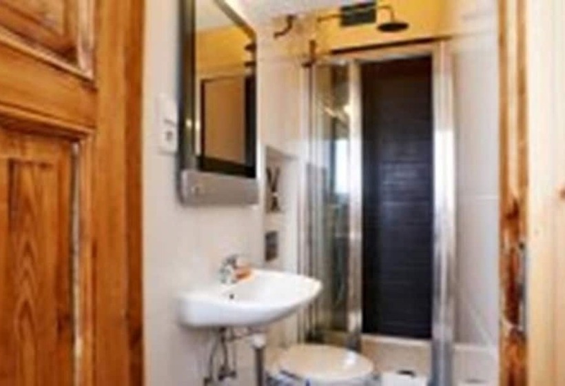 اتاق استاندارد با سرویس بهداشتی مشترک, Littlefriedrichrooms At Propellerwerk