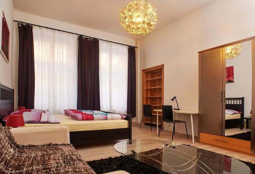اتاق استاندارد با سرویس بهداشتی مشترک, Littlefriedrichrooms At Propellerwerk
