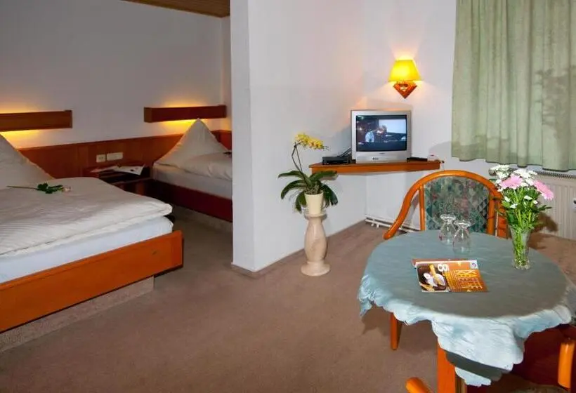 Quarto Economy, Pension Cafe Suzette