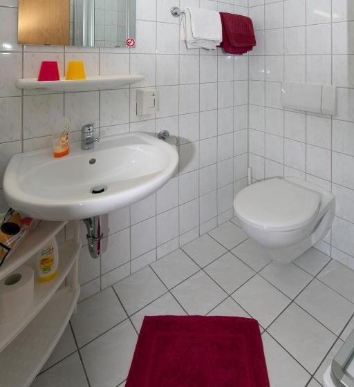 Quarto Economy, Pension Cafe Suzette