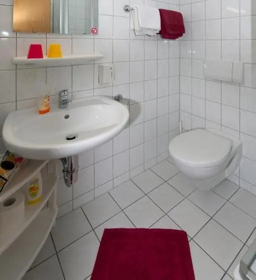 Quarto Economy, Pension Cafe Suzette