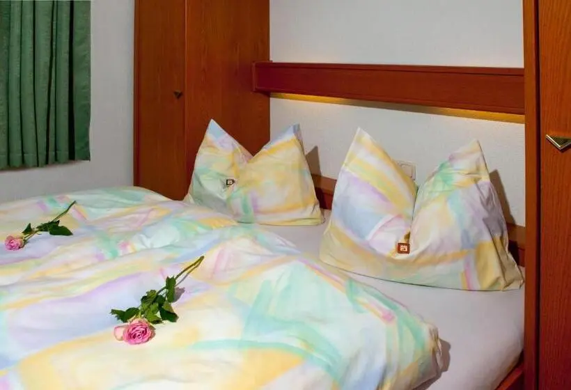 Quarto Economy, Pension Cafe Suzette
