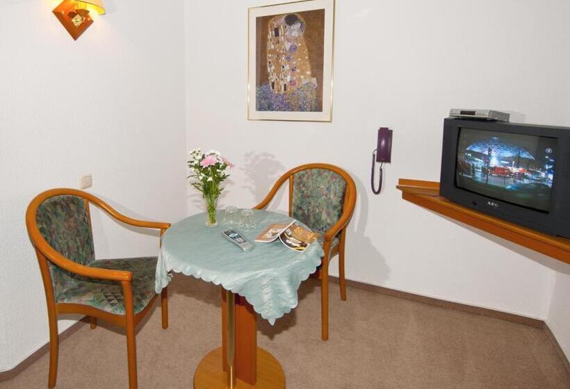 Quarto Economy, Pension Cafe Suzette