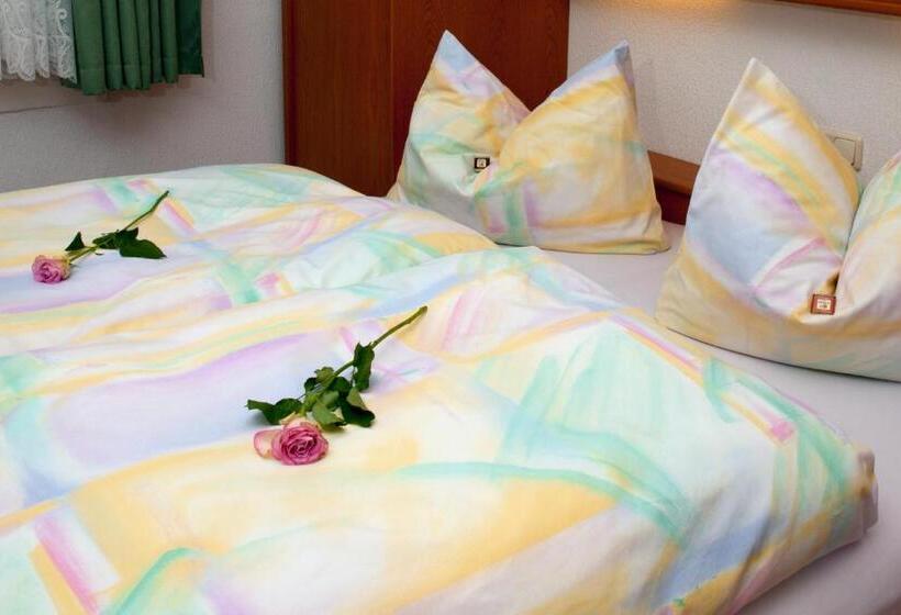 Economy Room, Pension Cafe Suzette