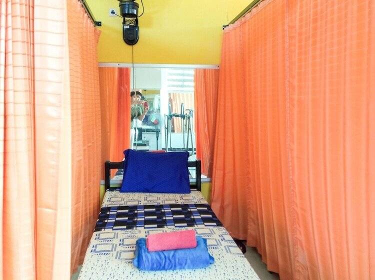 מיטה בחדר משותף, Colorbox House