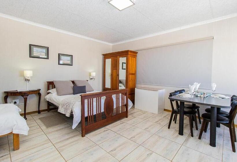 اتاق ساده سه نفره, White House Guest Farm