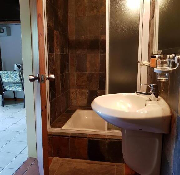 חדר דלוקס, Crocodile Lodge Cc