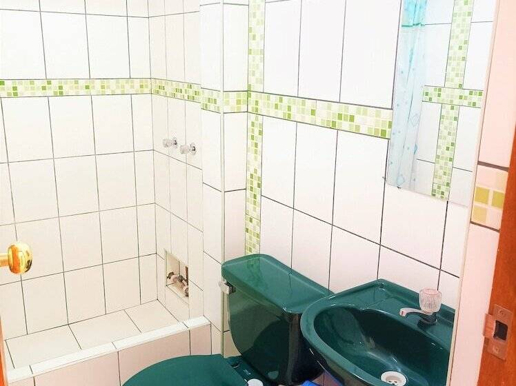 اتاق استاندارد چهار تخته, Kantu Hospedaje