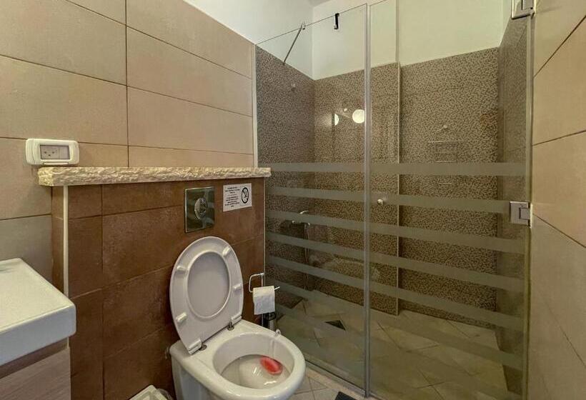 اتاق استاندارد سه نفره, Dar Al Majus