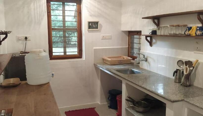 استودیوی استاندارد, Isai Ambalam Guest House