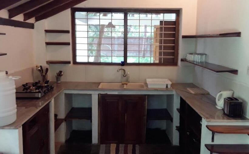 اتاق استاندارد با سرویس بهداشتی مشترک, Isai Ambalam Guest House