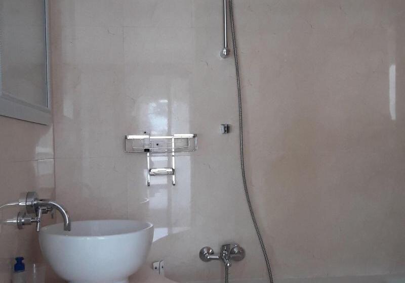 חדר משפחתי, Bon Ami Guest House