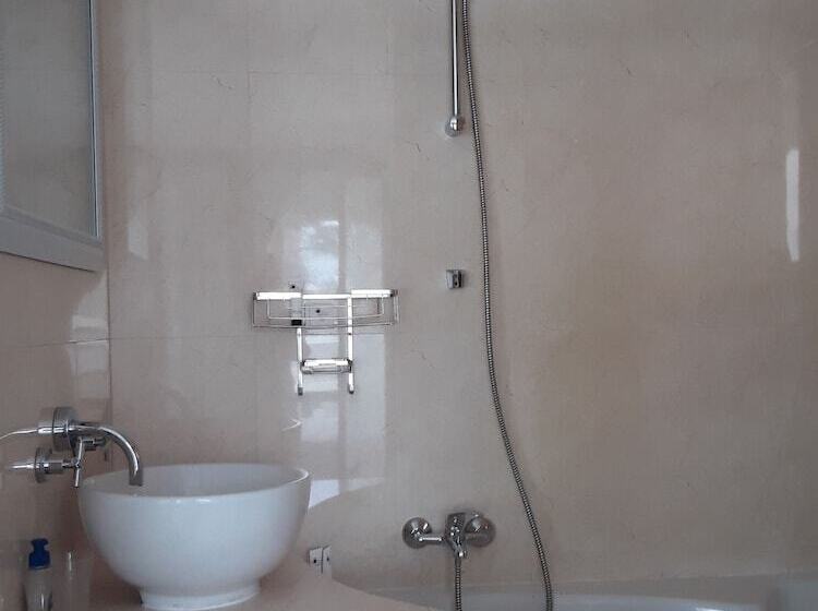 חדר משפחתי, Bon Ami Guest House