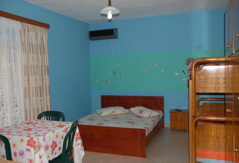 غرفة قياسية رباعية مزودة بشُرفة, Olive Tree