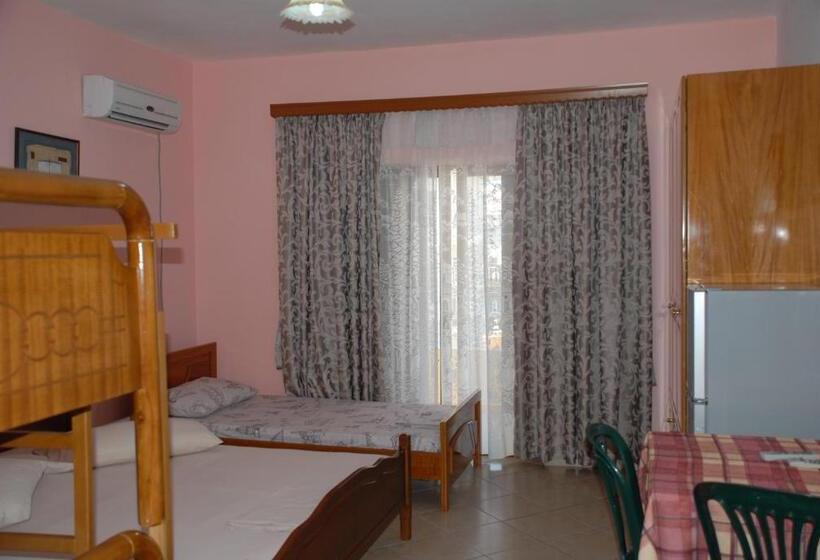 غرفة قياسية رباعية مزودة بشُرفة, Olive Tree