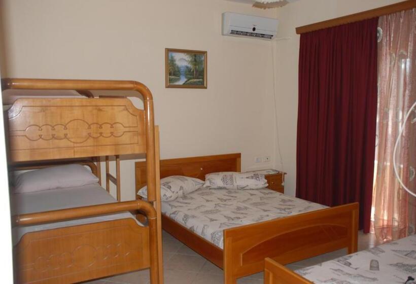 غرفة قياسية رباعية مزودة بشُرفة, Olive Tree