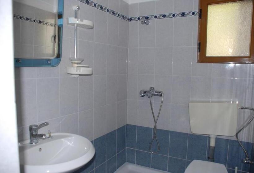 غرفة عائلية, Olive Tree