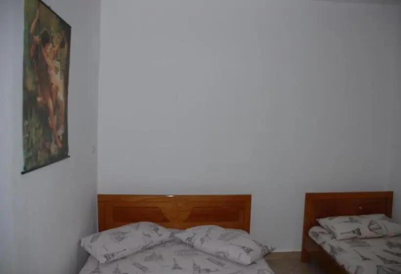 Chambre Familiale, Olive Tree