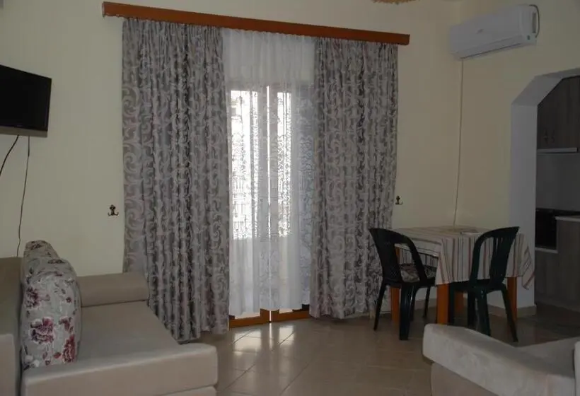 Chambre Familiale, Olive Tree