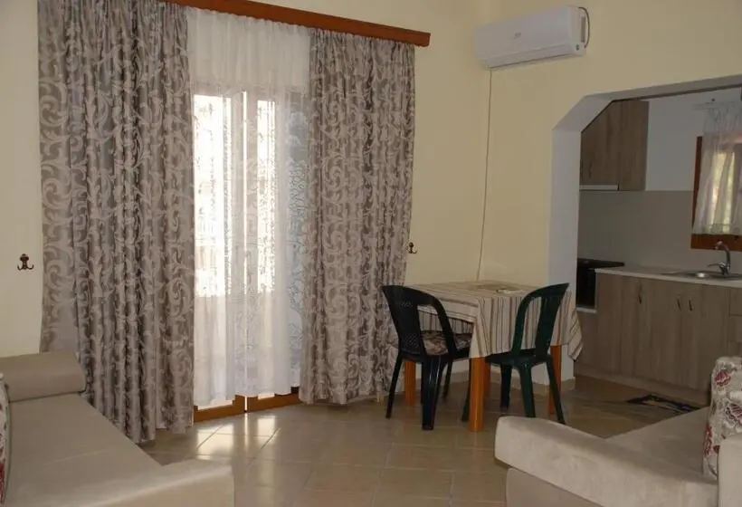 Chambre Familiale, Olive Tree
