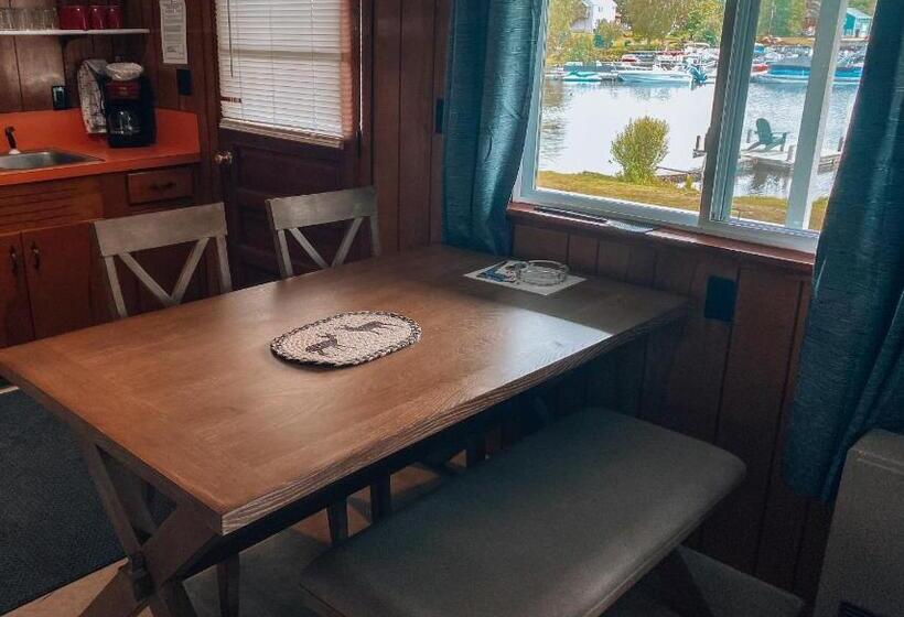 منزل غرفتين نوم, Rangeley Town & Lake