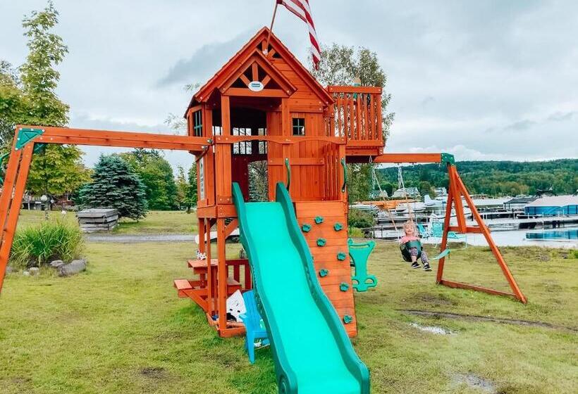 منزل غرفتين نوم, Rangeley Town & Lake