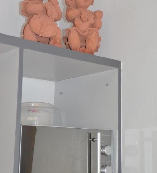 スタンダードルーム, Anni Bos