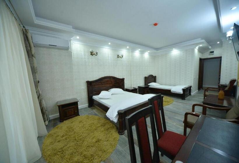 디럭스 트리플 룸, Edy's Royal Predeal