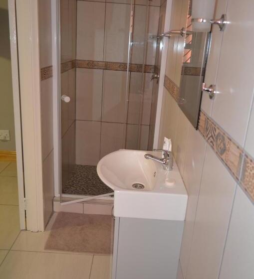 اتاق اکونومی, Royal Castle Guest House