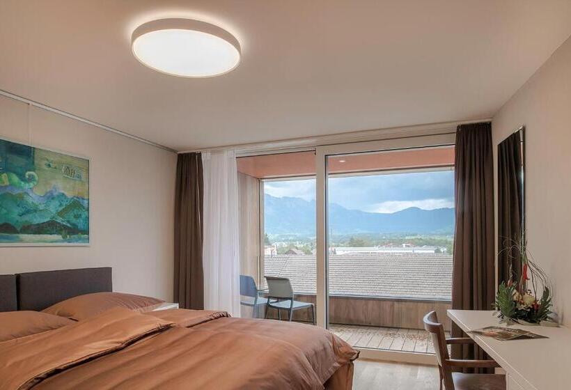 マウンテンビュースタンダードルーム, Schüür Restaurant & Kultur